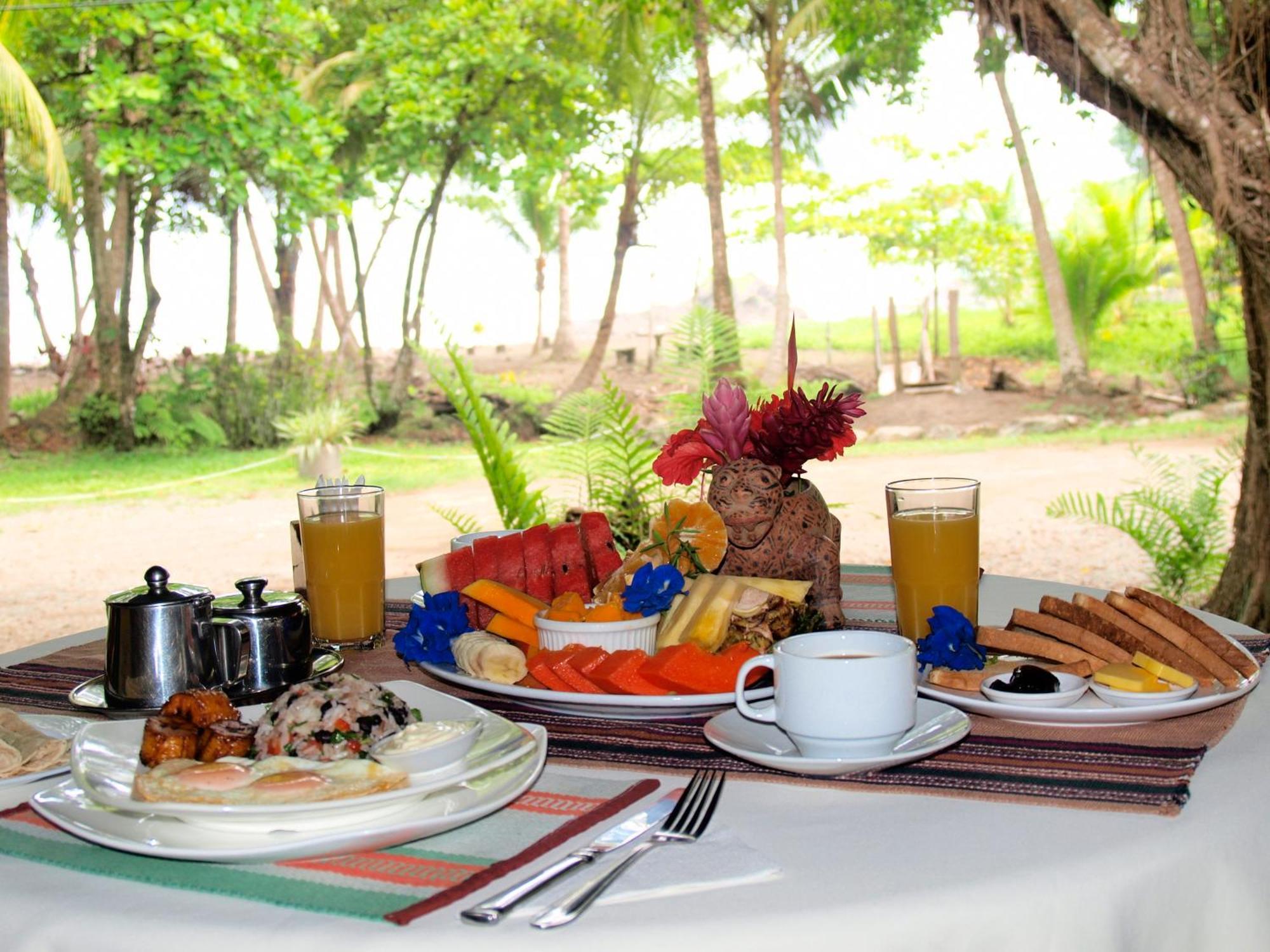 Hotel Roca Verde Beachfront 푼타레나스 외부 사진